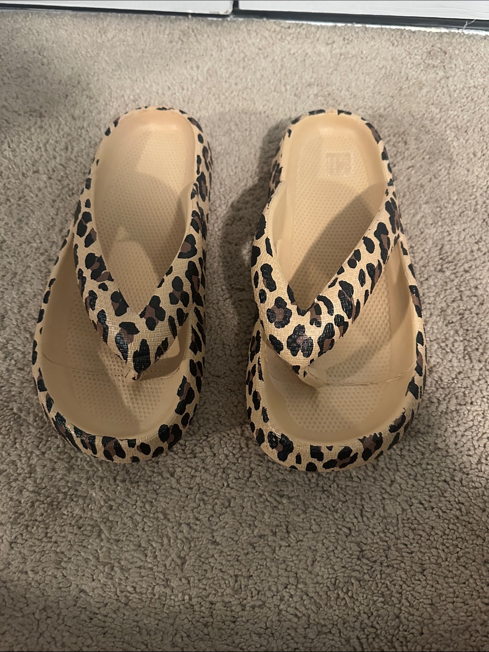 Leopard Print Platform Flip Flop Sandals - Tan